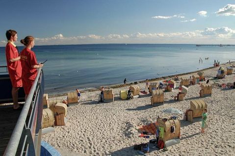 Wer jetzt baden will, muss wissen, dass die Türme unbesetzt und die rot-gelben Flaggen für 2023 eingeholt sind.