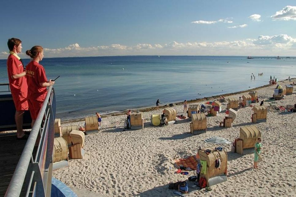 Wer jetzt baden will, muss wissen, dass die Türme unbesetzt und die rot-gelben Flaggen für 2023 eingeholt sind.