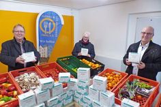 Zusammen mit Bürgervorsteherin Mechthilde Gräfin Waldersee überreichte der Plöner Bürgermeister Lars Winter 8.000 medizinische Masken an Achim Sehrt aus dem Vorstand der Plöner Tafel eV.