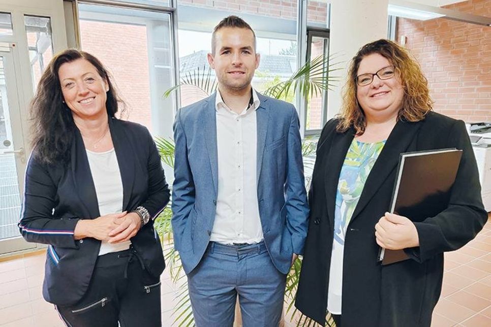 Die Scharbeutzer Bürgermeisterin Bettina Schäfer (Mitte) mit ihrem neuen Kämmerer Chris Ruppert und der neuen Hauptamtsleiterin Stefanie Wehe.