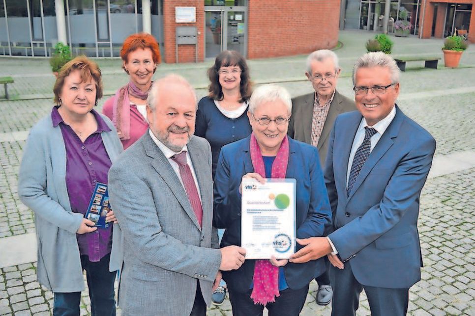 Monika Peters überreichte das Qualitätssiegel an Klaus-Dieter Franck in Beisein von Bürgermeister Volker Owerien (re.). Bei der Übergabe waren auch Elke Bendfeldt (hi. v. lks.), Hilke Ernst-Lohmann (beide VHS), Karin Stange von der Gemeindeverwaltung und Wolfgang Schümann (VHS) anwesend.