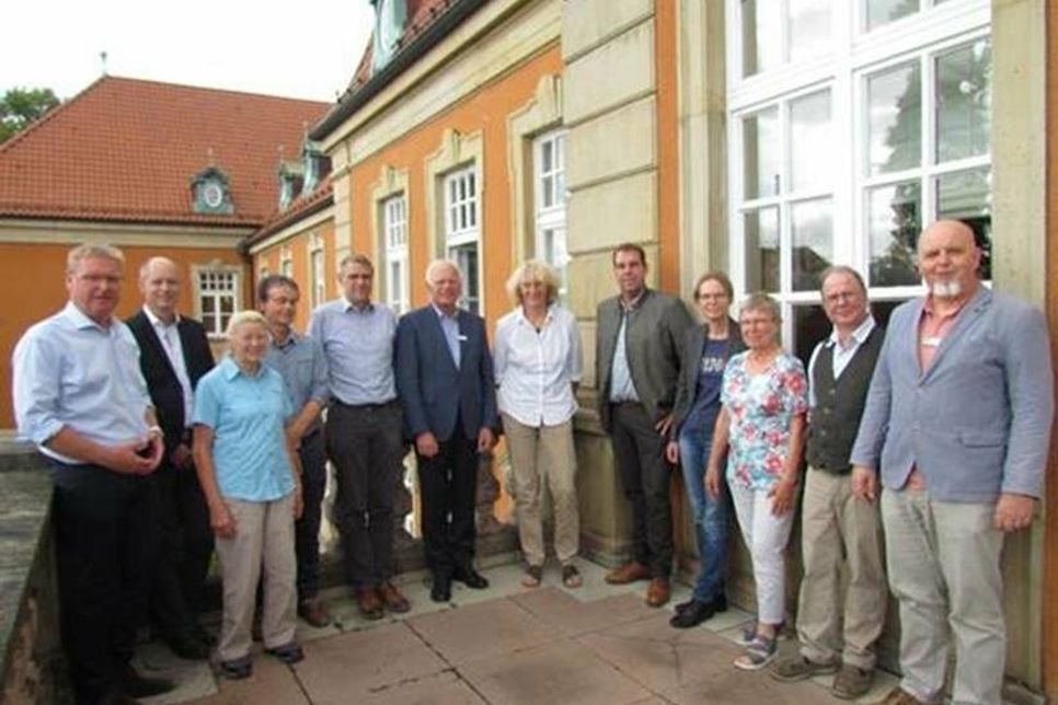 Der neue Beirat für Naturschutz mit Verwaltung von links: Nils Hollerbach (Fachbereichsleiter Planung, Bau und Umwelt), Ulf Köhn, Edda Kreidelmeyer, Oliver Juhnke, Klaus Pritschau, Landrat Reinhard Sager, Urte Schlie (Vorsitzende), Paul Hay (stellv. Vorsitzender), Dr. Katrin Romahn, Dr. Irene Timmermann-Trosiener, Helmut Hagen, Joachim Siebrecht (Fachdienstleiter Natur- und Umwelt). Es fehlen: Uta Sablowski, Rainer Kahns, Jürgen Leicher. (Foto: Kreis Ostholstein)