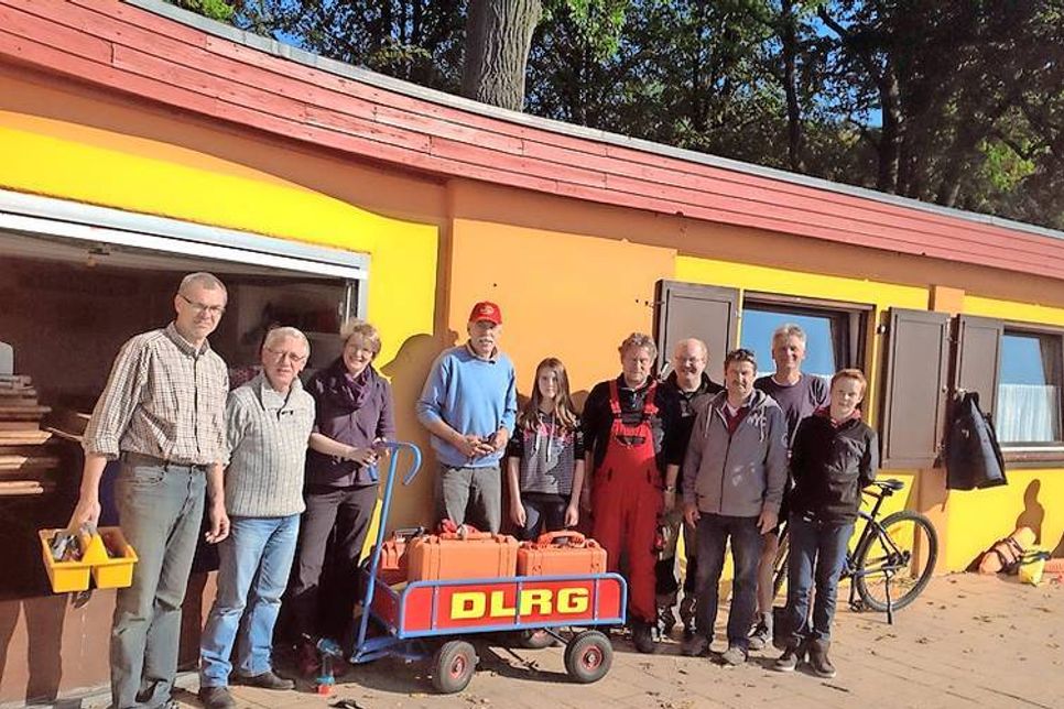 Neustadt. Es war ein generationsübergreifender Arbeitseinsatz, um den Hochwasserschutz im und am DLRG-Heim im Strandbad aufzubauen. Da arbeitete das Vorstandsmitglied gemeinsam mit dem Rettungsschwimmer und das Ü-50-Mitglied mit dem Praktikanten im Wasserrettungsdienst oder der wöchentliche Seniorenschwimmer mit dem guten Geist, der immer hilft. „Eine tolle Gemeinschaft“, so der technische Leiter Jochen Block, „die sich immer so oder leicht verändert zusammensetzt und unsere Vorhaben und Veranstaltungen unterstützt.“ (red)