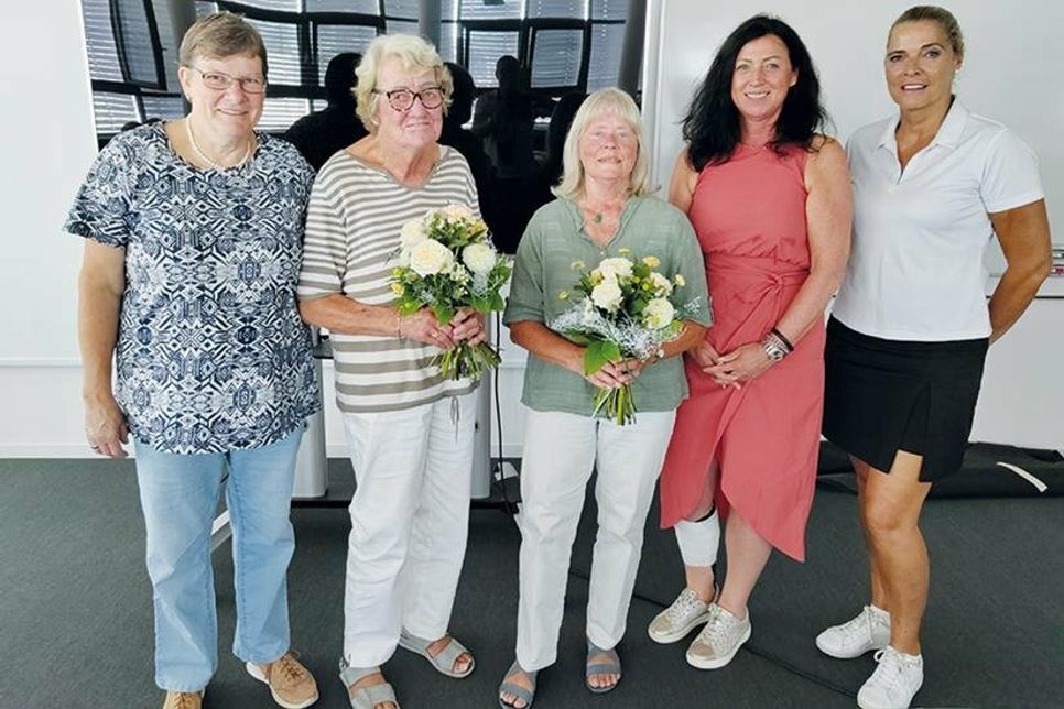 Bürgervorsteherin Anja Bendfeldt (links), Bürgermeisterin Bettina Schäfer und Britta Daehn (2. stv. Bürgervorsteherin, rechts) gratulieren Vorsitzende Heidi Haller (2.v.li.) und Barbara Töpper (stv. Vorsitzende, Mitte) zur Wahl.