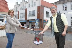 Katarina Clarus und Jürgen Mohr vom Gewerbeverein sind mit dabei, wenn am Freitagvormittag rund um den Neustädter Marktplatz kleine Blumengrüße verteilt werden.