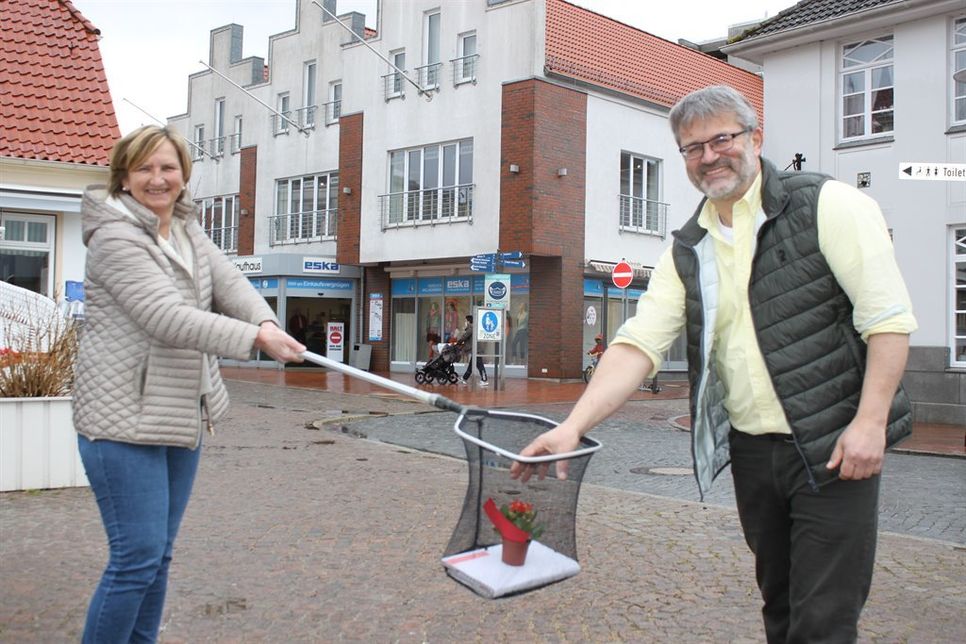 Katarina Clarus und Jürgen Mohr vom Gewerbeverein sind mit dabei, wenn am Freitagvormittag rund um den Neustädter Marktplatz kleine Blumengrüße verteilt werden.