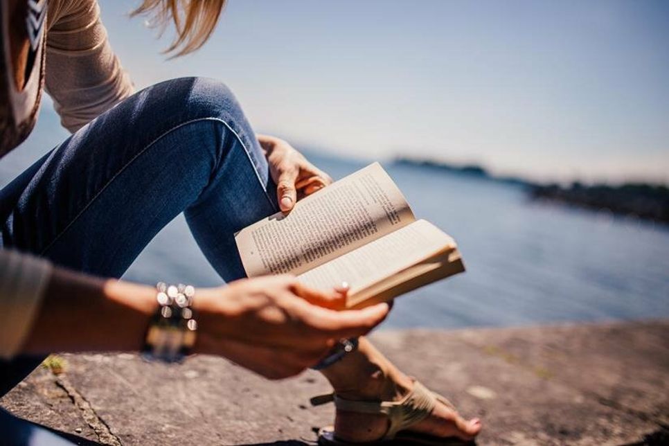 Das Treffen bietet nach einer musikalischen Einstimmung Gelegenheit, sich gegenseitig interessante Bücher vorzustellen und über diese ins Gespräch zu kommen.