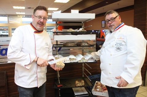 Brot- und Stollenprüfer Jens Wallenstein (lks.) mit Bäckermeister Andreas Seßelberg.
