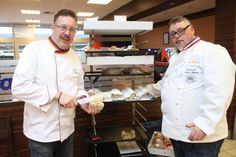 Brot- und Stollenprüfer Jens Wallenstein (lks.) mit Bäckermeister Andreas Seßelberg.