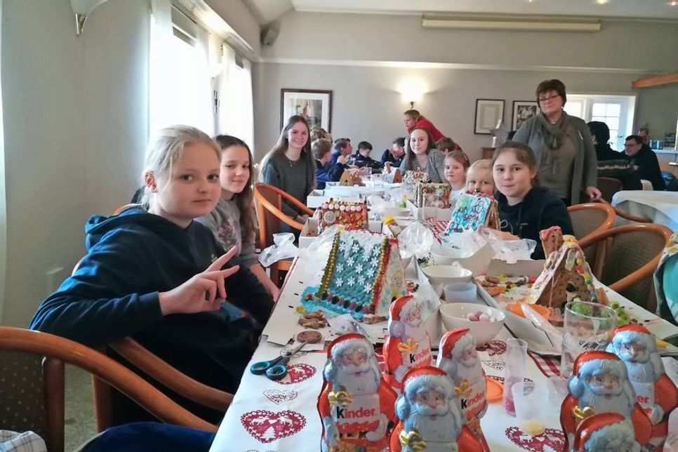 Brodau. Mit viel Spaß und Freude war die Brodauer Golfjugend beim Knusperhäuschenbauen im „Loch 19“ dabei. Aus den von der Bäckerei Sesselberg gelieferten Lebkuchen-Bausätzen entstanden wunderbare, bunte und kreative Knusperhäuschen, die stolz mit nach Hause genommen werden durften. (red)
