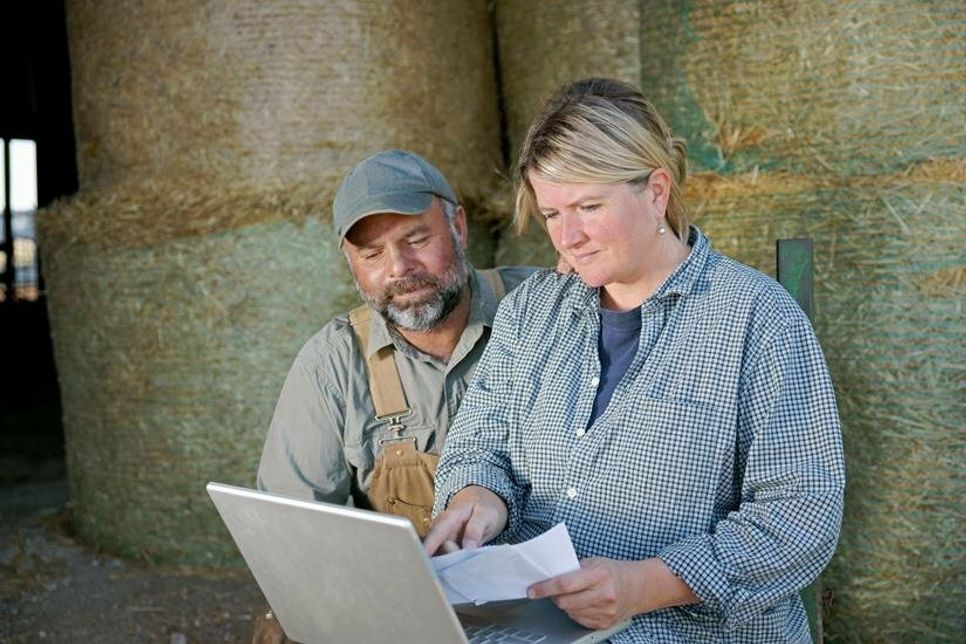 Von jetzt auf gleich alles ändern? Das ist oft keine gute Idee, mehrere kleine Schritte führen meist schneller zum Erfolg bei der Digitalisierung als ein ehrgeiziger Sprung. Foto: DJD/Just Farming/Getty Images/Chris Fertnig