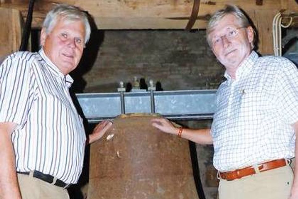 Sie ist das Sorgenkind von Werner Kappmeier, Volker Schmeichle und ihren Kollegen im Kirchengemeinderat: Die Mittlere der drei Läuteglocken im Ahrensböker Kirchturm ist vom Zahn der Zeit schwer angenagt.