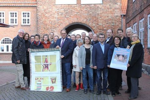 Organisatoren und Sponsoren freuen sich auf den 11. Riesen-Adventskalender, dem größten in Ostholstein, am Kremper Tor.