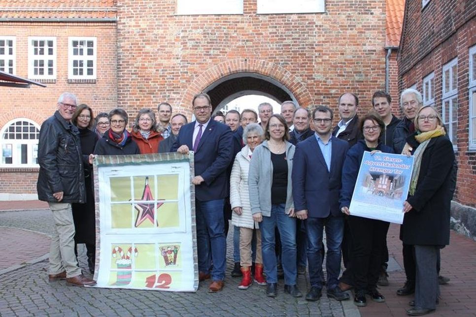 Organisatoren und Sponsoren freuen sich auf den 11. Riesen-Adventskalender, dem größten in Ostholstein, am Kremper Tor.