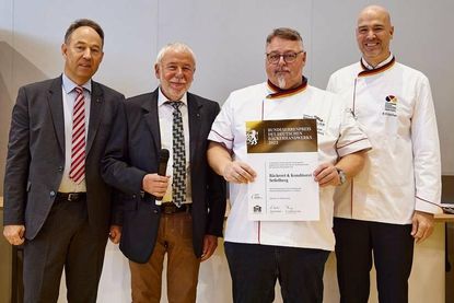 Bäckermeister und Brotsommelier Andreas Seßelberg (2. v. re.) nahm die Urkunde mit großer Freude entgegen.