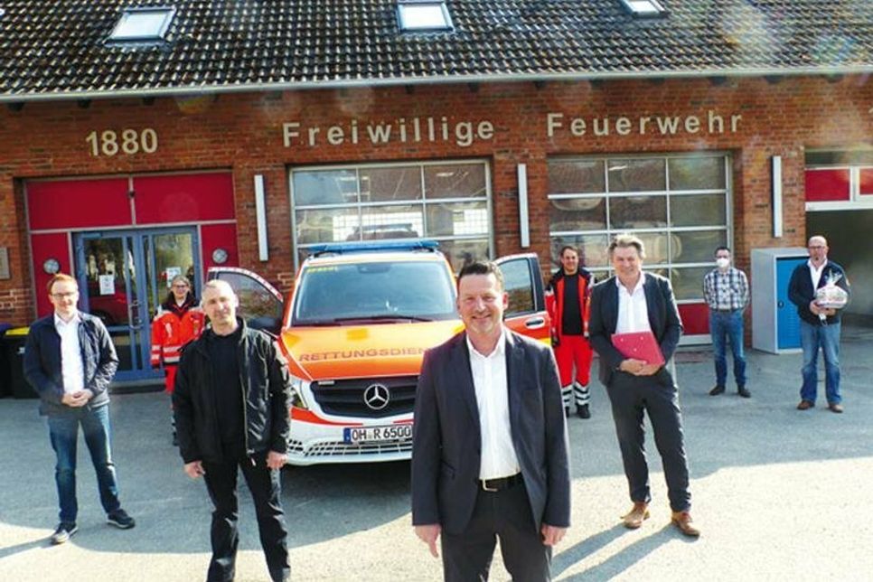 Eine starke Truppe für die Gemeinde Ahrensbök: Die Freiwillige Feuerwehr hat den KollegInnen vom Rettungsdienst Platz in ihrer Feuerwache gemacht. Seit dem 1. Mai ist nun hier ein fester Rettungswagen stationiert.