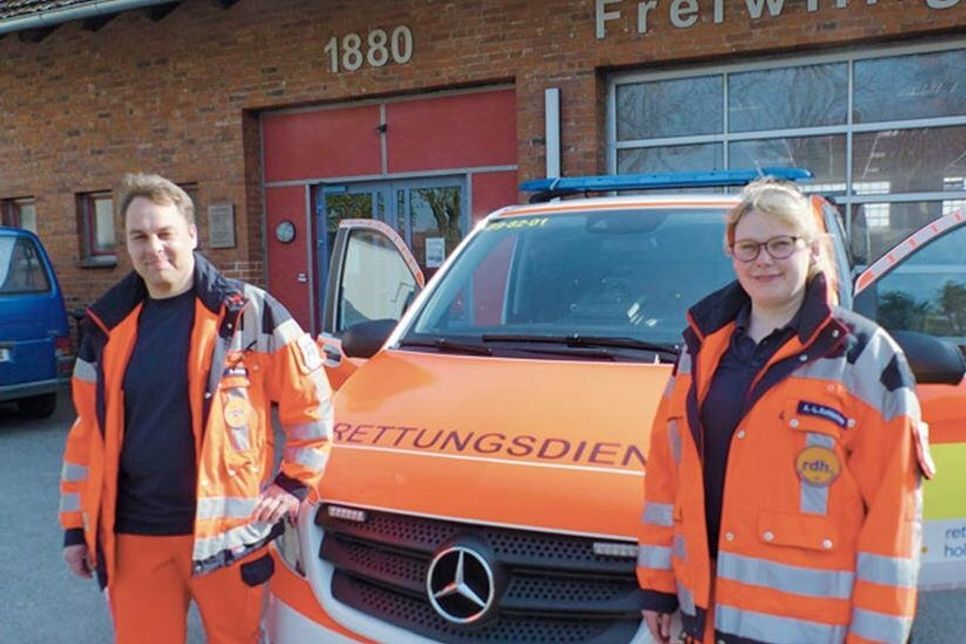 Anna-Lena Kohlscheen und Alexander Jakobs waren die „Erstbesetzung“ des nagelneuen, in Ahrensbök stationierten Rettungswagens am 1. Mai.