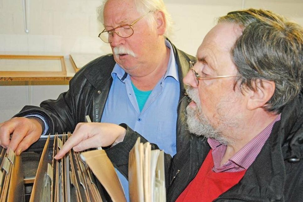 Holger Malterer (links) und Bernd Neumann ordnen die umfangreiche Fotosammlung: „Inzwischen haben so einigermaßen den Überblick“.