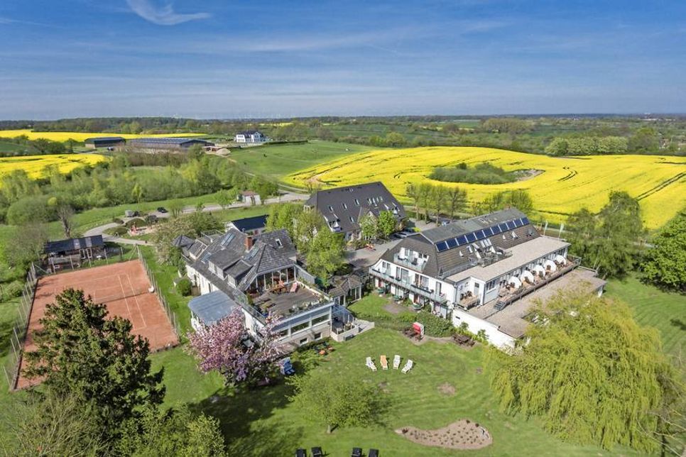 Das „HofHotel Krähenberg“ in idyllischer Lage direkt am Rande von Grömitz.