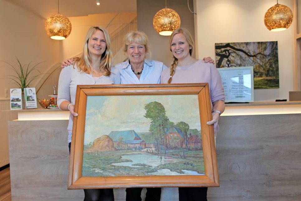 Drei Frauen - ein starkes Team: Sybill Langbehn (Mi.) mit ihren Töchtern Kristin (lks.) und Hanna sowie einem Ölgemälde des alten Gutshofs von 1950.