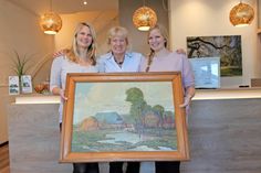 Drei Frauen - ein starkes Team: Sybill Langbehn (Mi.) mit ihren Töchtern Kristin (lks.) und Hanna sowie einem Ölgemälde des alten Gutshofs von 1950.