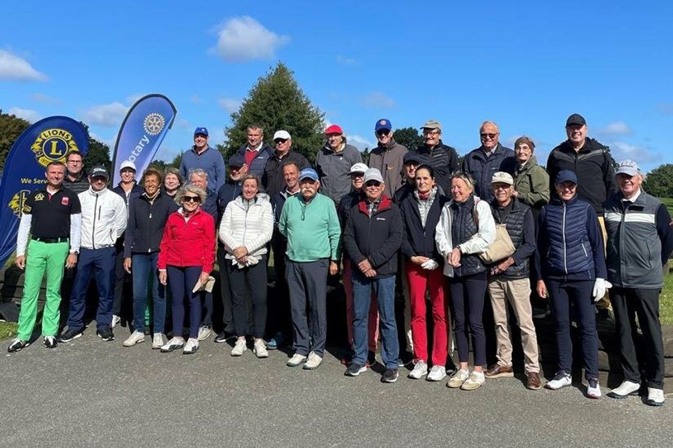 Die Teilnehmerinnen und Teilnehmer des Benefizturniers.