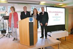 Traditionell hatten die Gemeinde Stockelsdorf und die Interssengemeinschaft Stockelsdorfer Unternehmer (IGSU) zum gemeinsamen Neujahrsempfang eingeladen: Bürgermeisterin Brigitte Rahl-Behrmann (v.l.), Bürgervorsteher Harald Werner, Susanne Scheel und Thomas Jeschull (beide IGSU).  Foto: Eknad