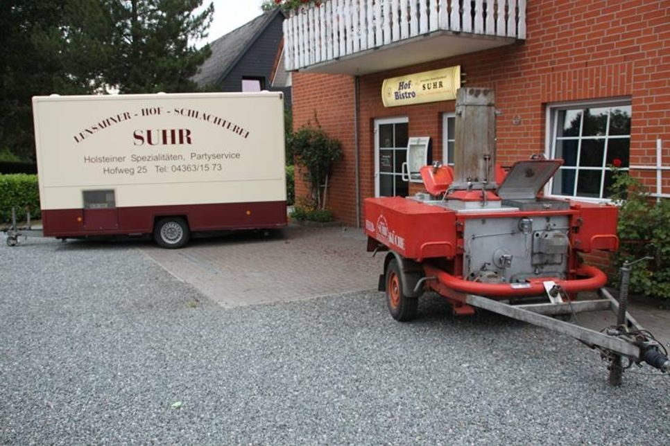 Mit Feldküche und Marktwagen ist die Lensahner-Hof-Schlachterei Suhr in der Region präsent.