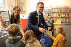 Laura Dorittke (Stadtbücherei) und Tim Dummer (Sparkasse) zeigten den Kindern aus dem Jona Kindergarten den wertvollen Inhalt der bunten Taschen.