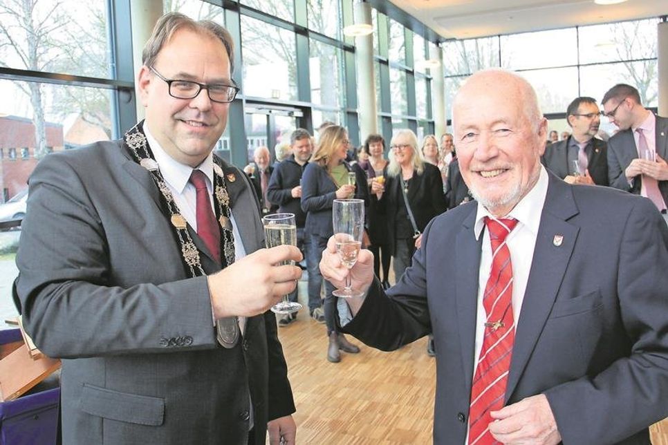 Stießen auf ein ereignisreiches neues Jahr an: Bürgermeister Mirko Spieckermann (lks.) und Bürgervorsteher Sönke Sela.