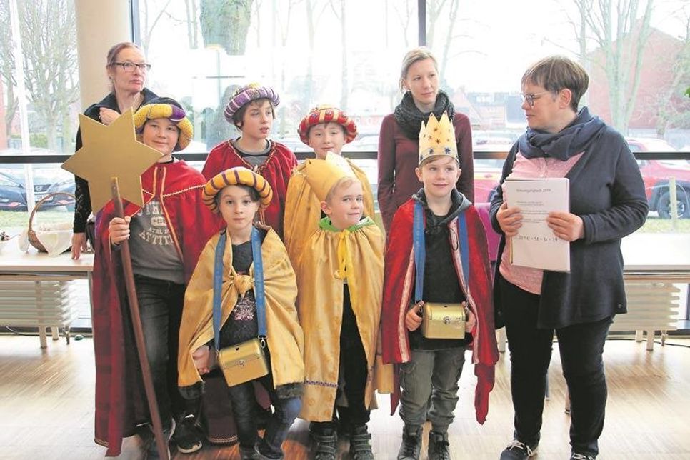 Auch die Sternsinger der katholischen Kirchengemeinde schauten beim Neujahrsempfang in der Mensa der Jacob-Lienau-Schule vorbei.