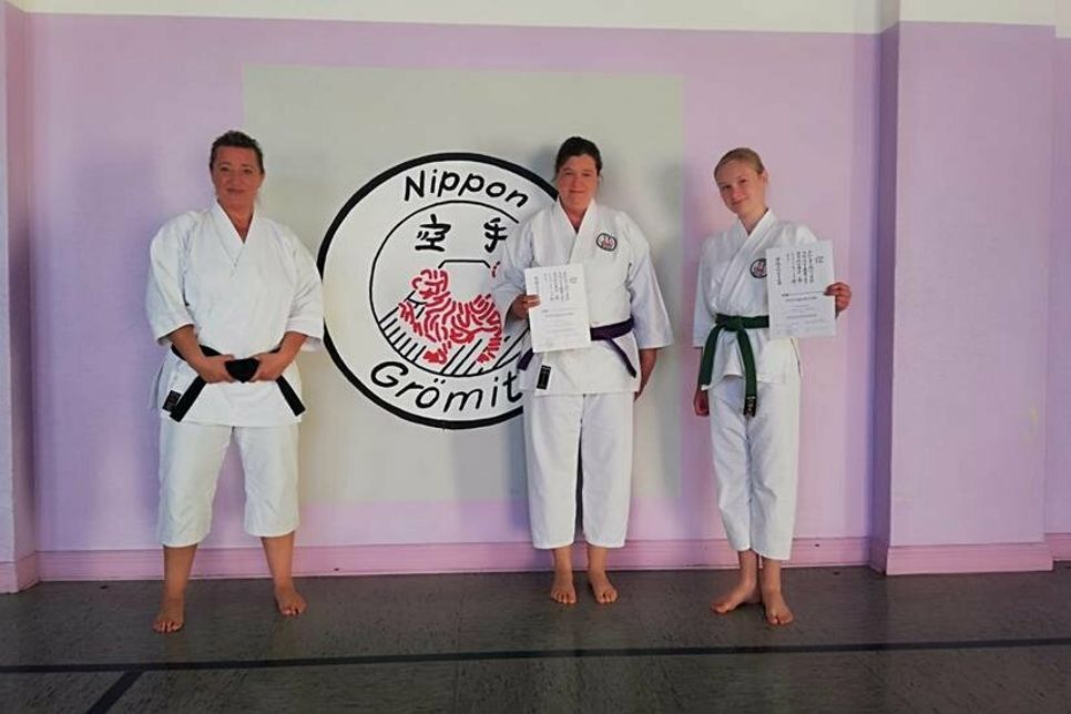 Berrit und Anna Haselbach (re.) haben erfolgreich ihre Prüfungen zum 5. Kyu (Violettgurt) und 6. Kyu (Grüngurt) abgelegt.