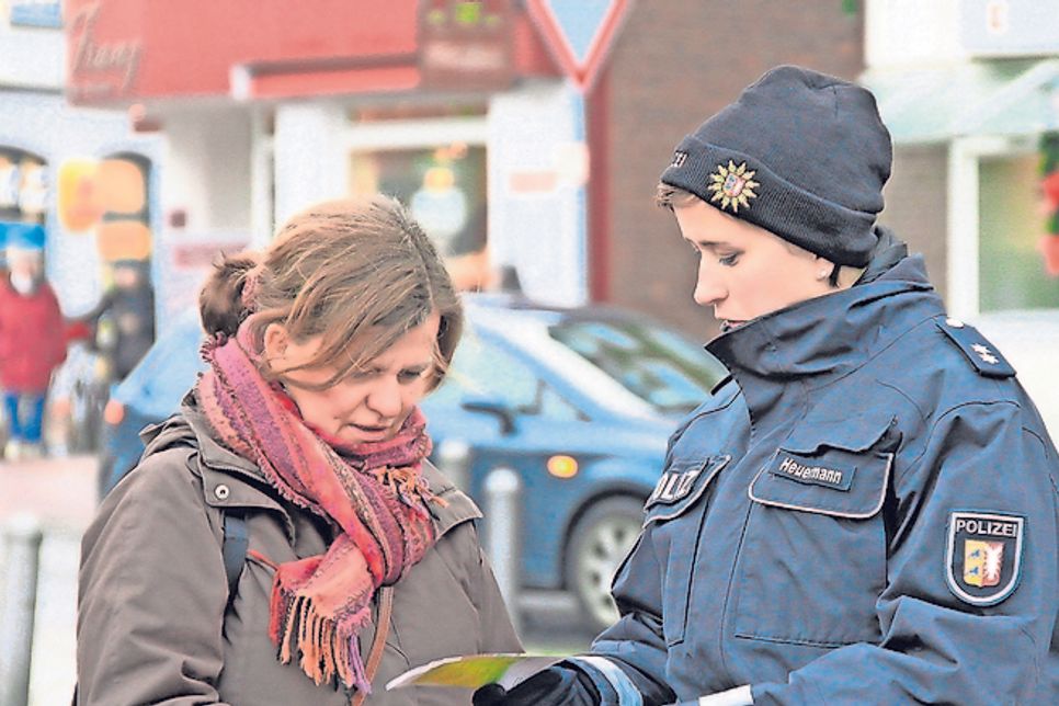 Auch Polizistin Swantje Heuermann informierte Passanten und Besucher des Wochenmarktes über das Thema häusliche Gewalt.