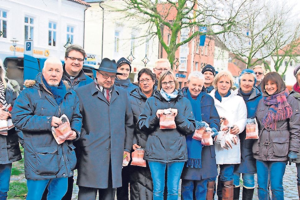 Die Neustädter Frauenrunde und ihre fleißigen Helfer leisten seit 2008 mit großen Engagement Aufklärungsarbeit im Bereich der häuslichen Gewalt gegen Frauen. Unterstützt wird diese Aktion von den Bäckereien Seßelberg und Scheel, hier vertreten durch Kirsten Scheel (Mitte).