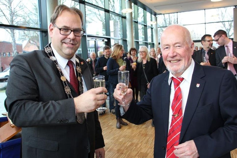 Stießen auf ein ereignisreiches neues Jahr an: Bürgermeister Mirko Spieckermann (lks.) und Bürgervorsteher Sönke Sela.