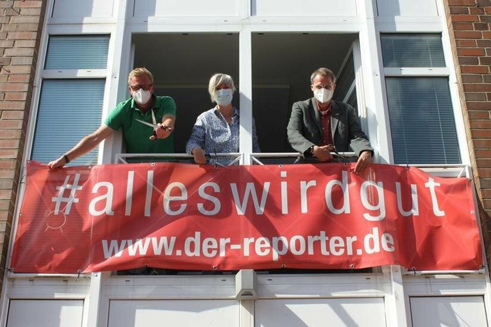 Sven Muchow, Heike Rhein und Dr. Frank Wilschewski (v. lks.) schnitten das Banner gemeinsam los.