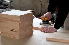 Der Werkstoff Holz wird von den qualifizierten Tischlerinnen und Tischlern in Form gebracht.