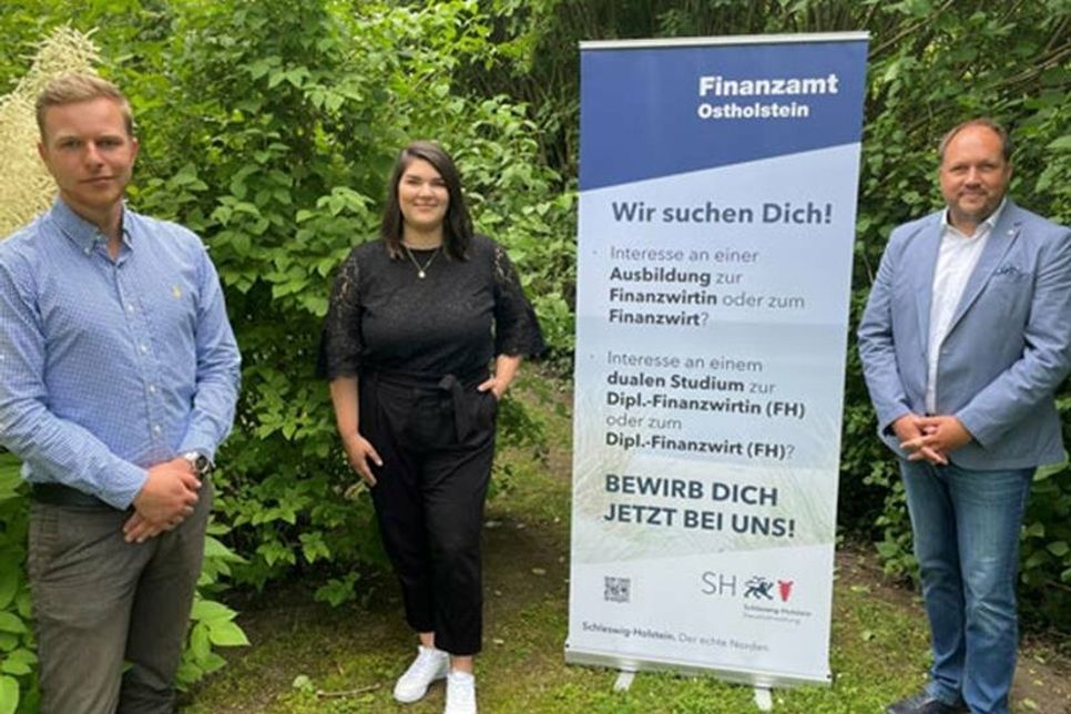 Die  Diplom-Finanzwirte  Philipp Hoika und Ina Vowe mit dem  Sachgebietsleiter für die Ausbildung Timo Gaarz (v. lks.)