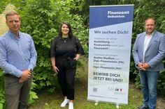 Die  Diplom-Finanzwirte  Philipp Hoika und Ina Vowe mit dem  Sachgebietsleiter für die Ausbildung Timo Gaarz (v. lks.)