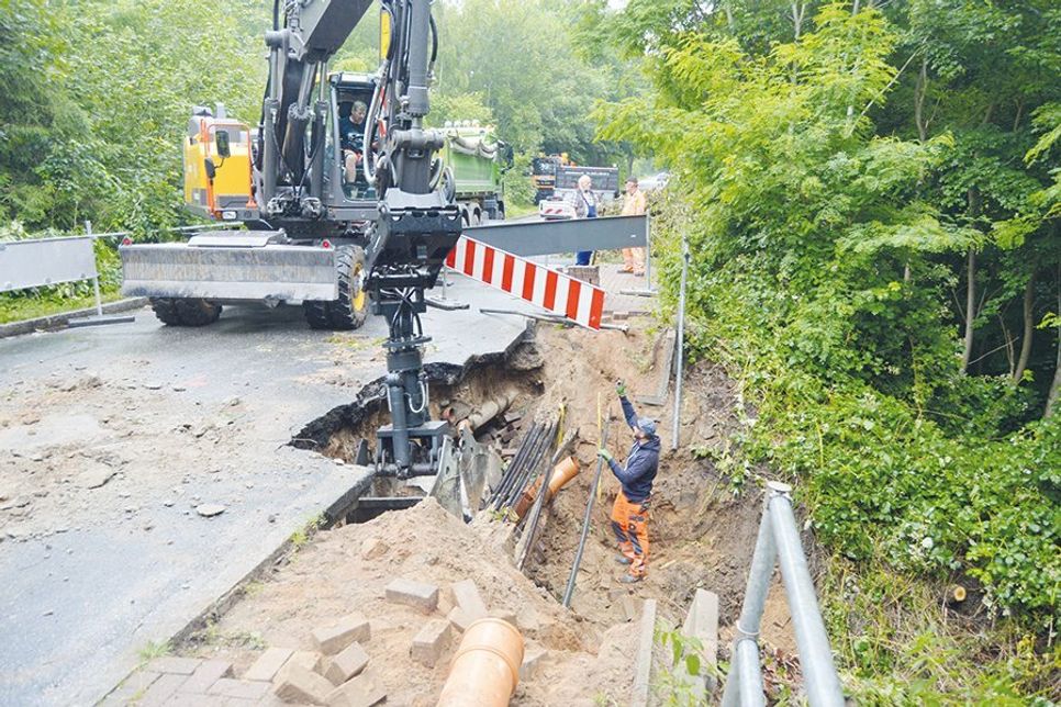 Am Montag hat das Straßenbauunternehmen „Kemna“ die vermutlich zweiwöchigen Arbeiten zur Wiederherrichtung der Verbindung zwischen Bad Schwartau und Groß Parin aufgenommen.