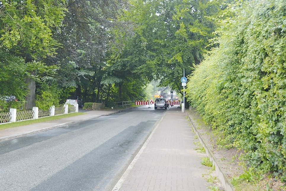Die Pariner Straße musste nach dem Absacken der Fahrbahn voll gesperrt werden.