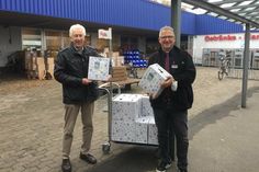 Eckert Groth (lks.) vom Museumsförderverein lässt es sich auch in diesem Jahr nicht nehmen und bedankt sich bei Oliver Wagner vom famila-Warenhaus für den Punsch, der an den Abenden des Riesen-Adventskalenders kostenlos ausgeschenkt wird.