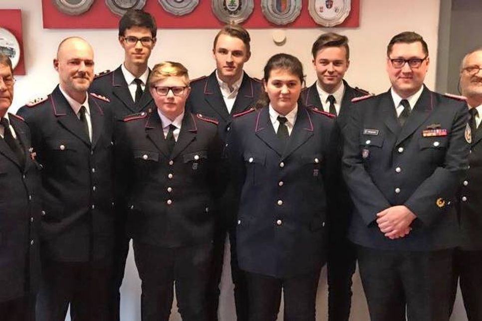 Jugendgruppenleiter Fredrik Schultz, Jugendgruppenführer Jannik Schau, Jugendgruppenführer Ian Maaß, Ehrengemeindewehrführer Hans-Erwin Jaekel (hinten v. lks.). Ehrengemeindewehrführer Reinhard Schloer, Jugendwart André Fink, Schriftwart Leif Schröder, Kassenführerin Sophie Anderson, Gemeindewehrführer Alexander Wengelewski (vorne v. lks.).