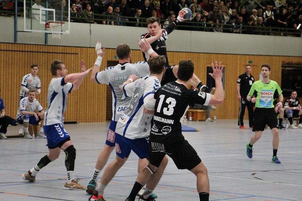 Maximilian Mißling beim Sprungwurf. Mit acht Toren treffsicherster HSG-Schütze.