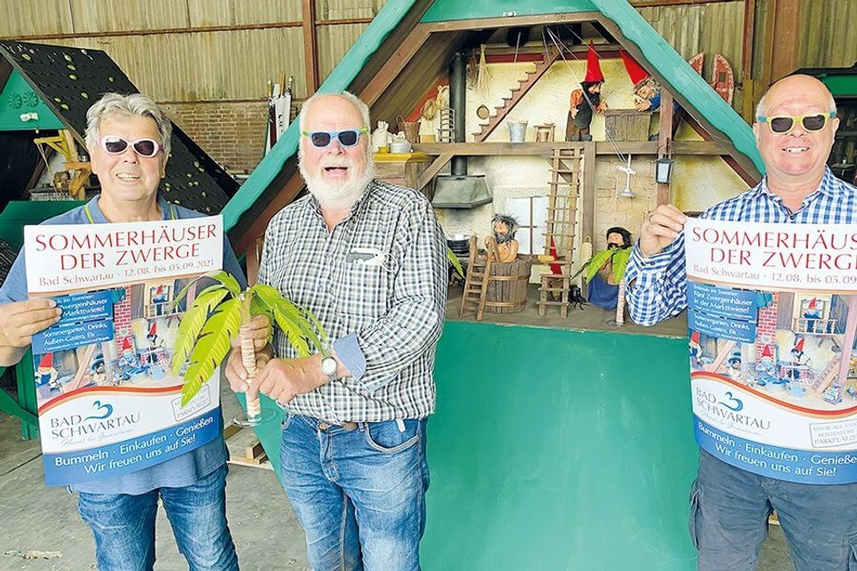 Premiere: Eine kleine Auswahl an Zwergenhäusern ist ab morgen erstmals im Sommer in Bad Schwartau zu sehen. Eine Sonnenbrille kann da durchaus von Nutzen sein, wissen Mike Buchardt (v.l.) vom Gemeinnützigen Bürgerverein, „Zwergenvater“ Rolf Kirsten und Bernd Kubsch aus dem Vorstand des Gemeinnützigen Bürgervereins.