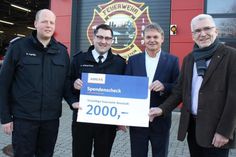 Feuerwehrkamerad und Ameos-Mitarbeiter Sebastian Papke, Gemeindewehrführer Alexander Wengelewski, Roland Dieckmann und Frank-Ulrich Wiener (v. lks.) bei der Spendenübergabe.