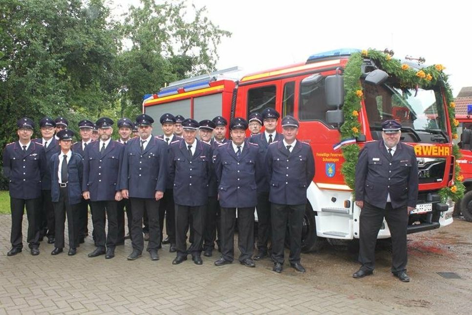 Die Kamerad*innen der Freiwilligen Feuerwehr Schashagen vor dem neuen MLF.