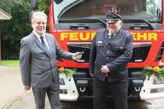 Bürgermeister Rainer Holtz bei der Schlüsselübergabe an Ortswehrführer Rolf Willert (re.).