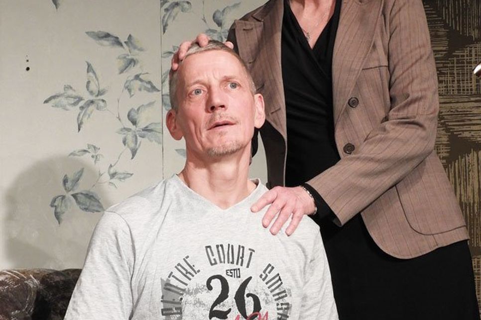 Unter dem diabolischen Einfluss seiner Schwester: Janes Ehemann Dirk (Jörn Hilbrecht).