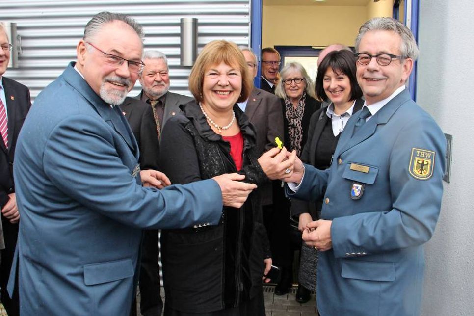 Michael Labonte, Bettina Hagedorn, Dr. Tordis Batscheider und Frank Kaiser (v. lks.) bei der Übergabe des Schlüssels zum neuen Mannschaftstransportwagen.